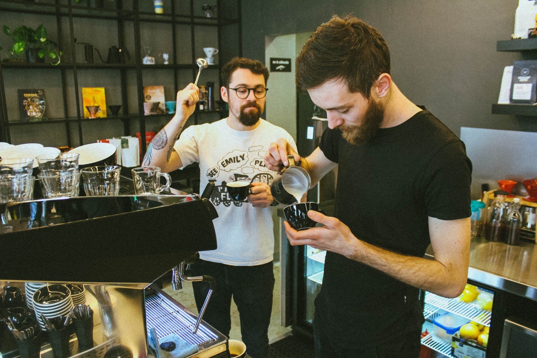 Ako si dopriať dobrú kávu aj doma… a možno pri tom pomôcť miestnej kaviarni? Radí majiteľ Mad Dropu