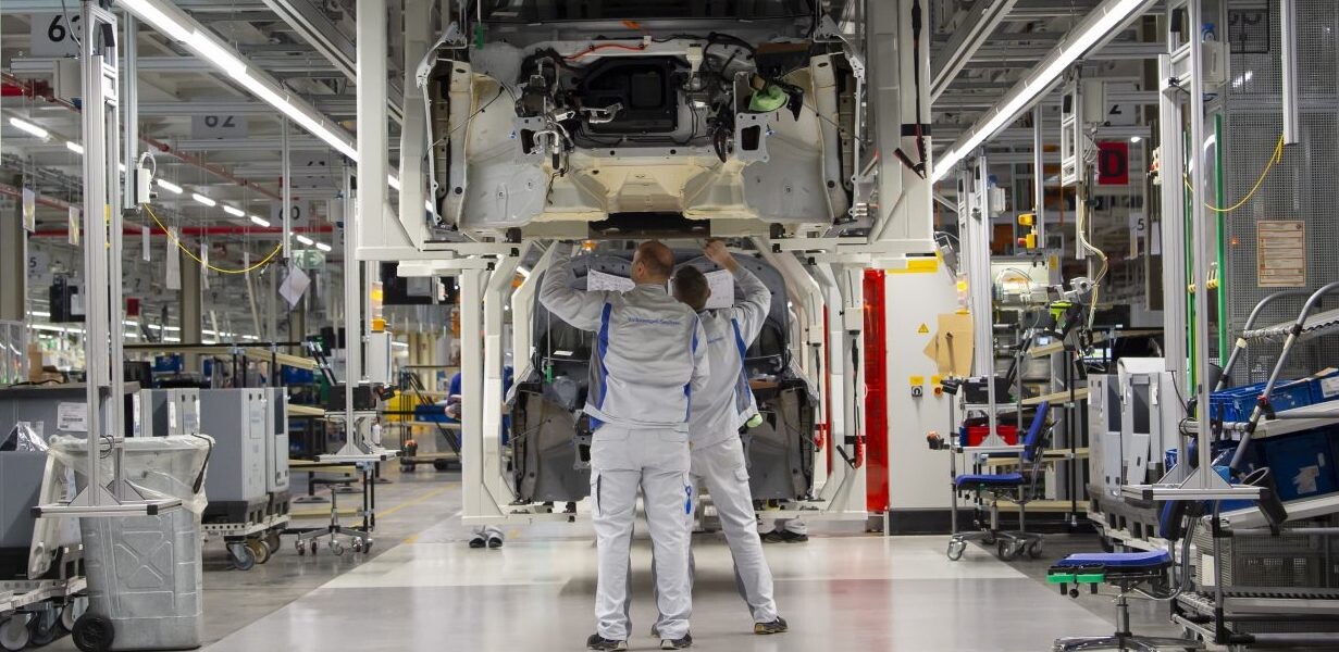 Výrobu zastavuje po Volkswagene aj trnavská PSA. Zavrie aj ďalšie európske závody