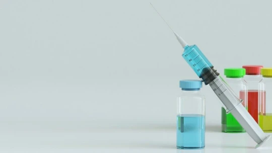 Pfizer už údajne vyrába státisíce vakcín proti koronavírusu. Stále však čaká na ich schválenie
