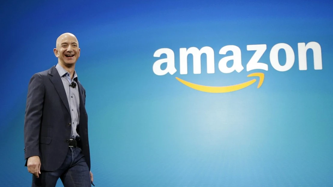 Jeff Bezos je taký bohatý, že to ľudia ani nechápu. Influencer to musel vysvetliť na zrnkách ryže