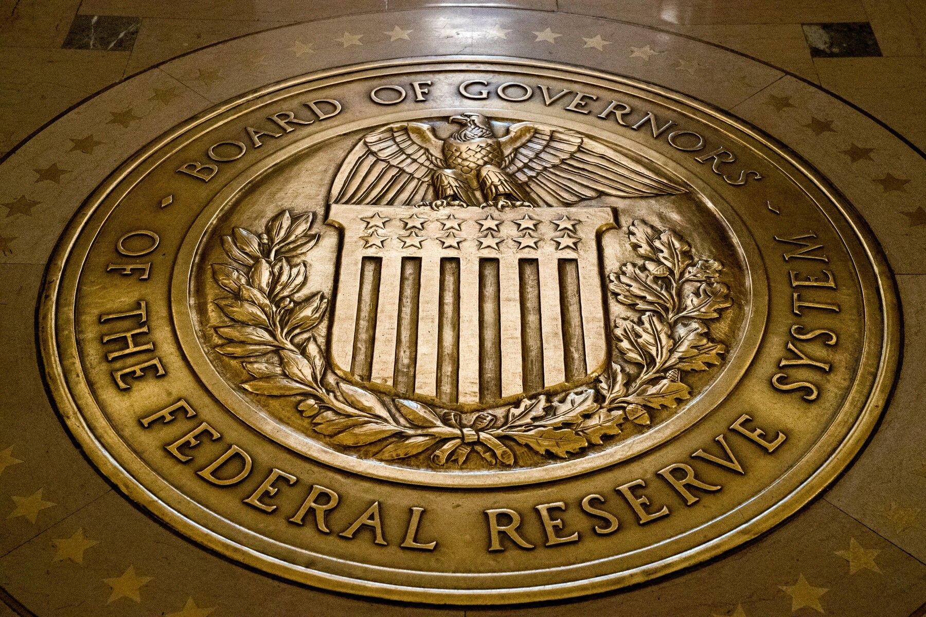 Ranný prehľad Forbesu: Fed signalizuje ďalšie znižovanie sadzieb, akciové indexy rastú