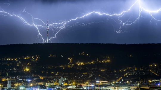 Prečo do vás neudrie blesk? Pretože sa včas ukryjete. Aký to má súvis s vírusom?