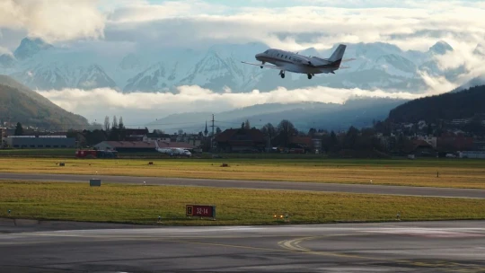 Obklopené horami alebo vodou. Toto je 7 letísk, kde je pristávanie skutočne desivé – či vzrušujúce