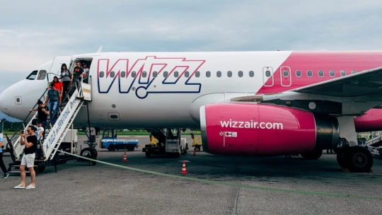 Aerolinkám Wizz Air klesol celoročný zisk o 42 percent, vplyv mali ťažkosti s motormi