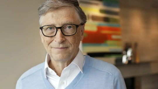 Dáva mikročipy do vakcín a vypúšťa nanočipy z balónov, tvrdia. Prečo je Bill Gates verejný nepriateľ?
