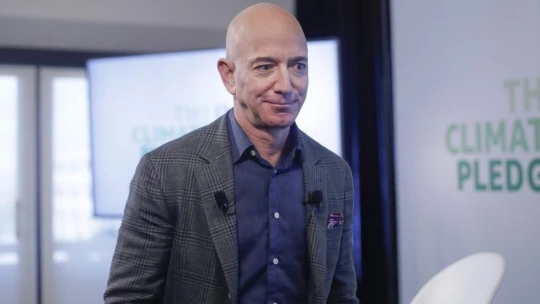 Jeff Bezos upútal pozornosť na Twitteri. Je na ceste stať sa bilionárom