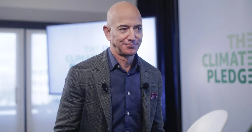 Jeff Bezos upútal pozornosť na Twitteri. Je na ceste stať sa bilionárom