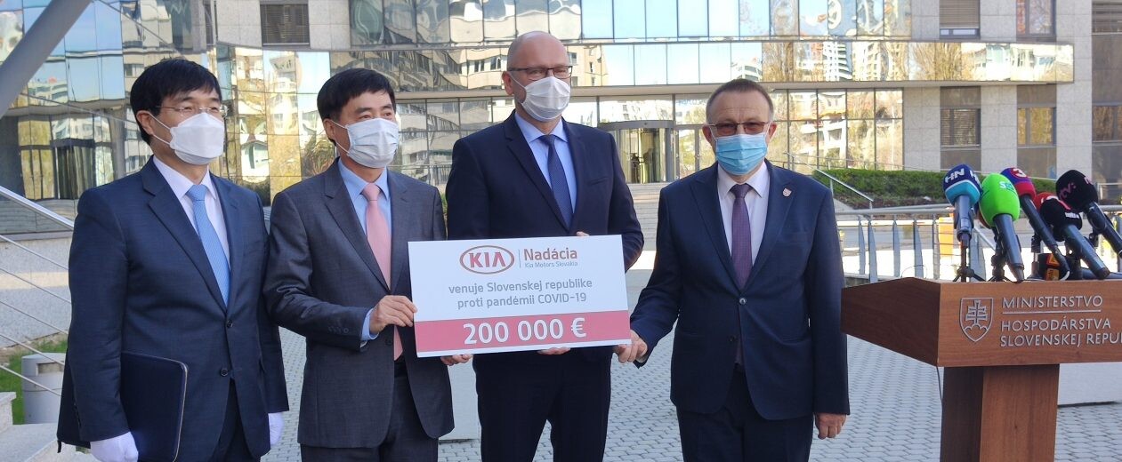 Automobilka Kia darovala Slovensku 200-tisíc eur. Použité majú byť na nákup pľúcnych ventilátorov