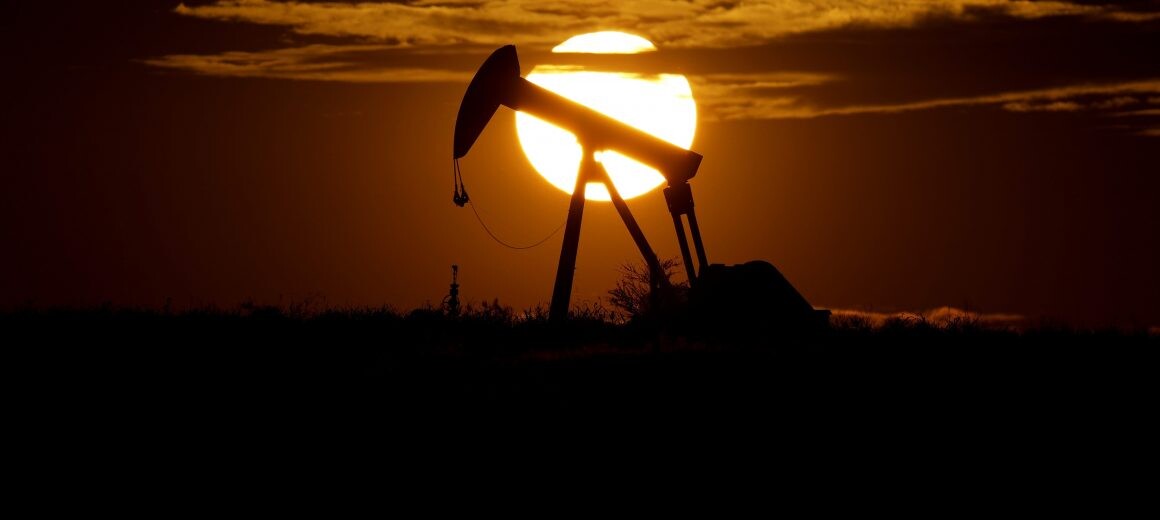 Ceny palív porastú: OPEC a jeho spojenci budú ťažiť menej ropy