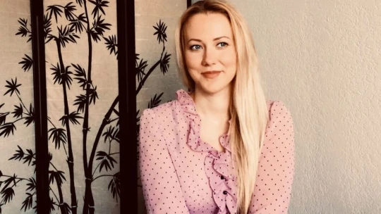 Žije v Los Angeles a pracuje vo filmovej produkcii. Spočiatku brala aj neplatené ponuky na nakrúcania