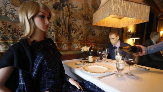 Stôl vedľa figuríny, prosím! Reštaurácie zapĺňajú priestory, aby dodržali pravidlá sociálneho dištancu