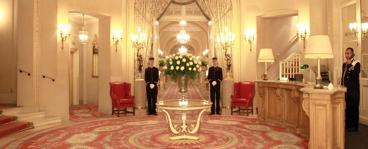 Sága rodu Barclayovcov: Miliardár sir Frederick žaluje synovca, že ho vraj odpočúval v hoteli Ritz