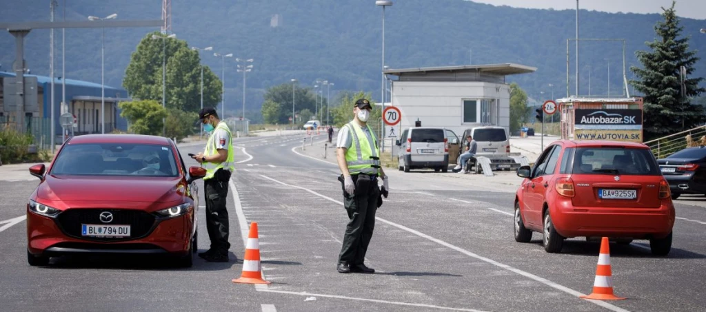 Ústavný súd pozastavil cestovateľské pravidlá, ktoré boli sprísnené pre nezaočkovaných