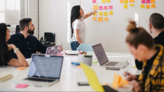 Ako sa opäť naštartovať na kancelársky život? Dôležitá je postupnosť, radia odborníčky