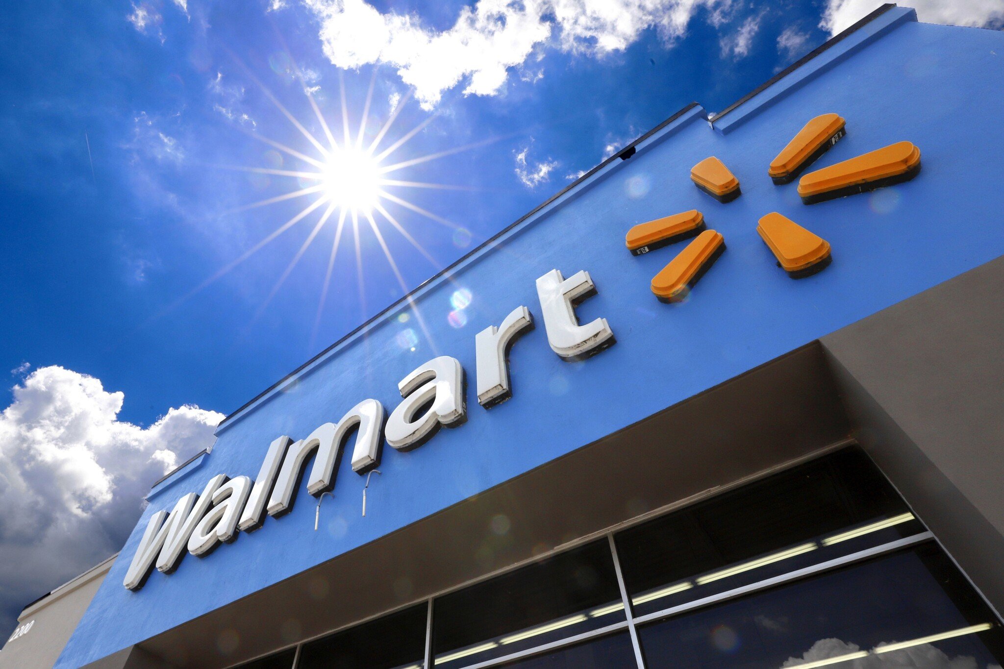 Walmart je najväčší zamestnávateľ v USA. Oznámil rušenie pracovných miest a zdražovanie