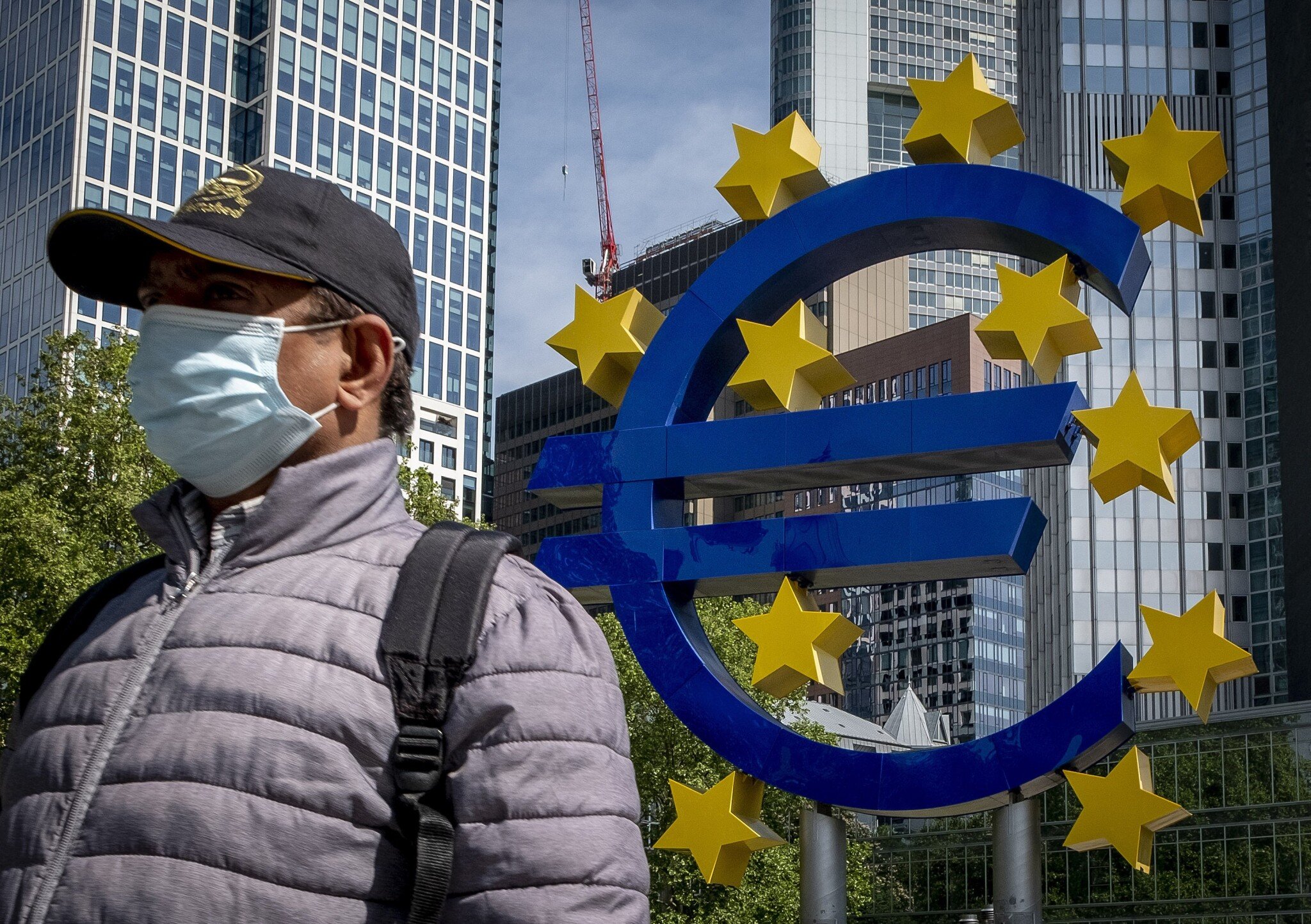 Európska centrálna banka sa mimoriadne zišla. Chce zabrzdiť rast výnosov dlhopisov