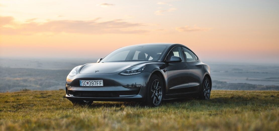 Tesla tlačí automobilový trh k zásadnému zlomu. Na ktorej strane budete stáť vy?