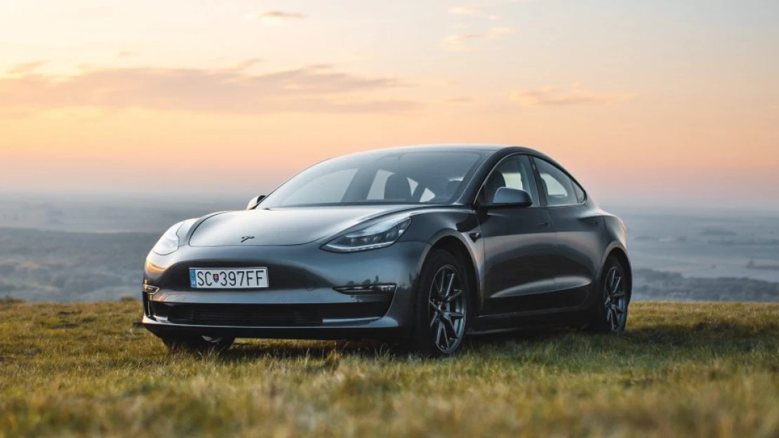 Tesla tlačí automobilový trh k zásadnému zlomu. Na ktorej strane budete stáť vy?