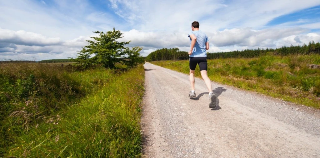 Príliš horúco na behanie? 5 kníh, ktoré vás motivujú a pomôžu prekonať lenivosť