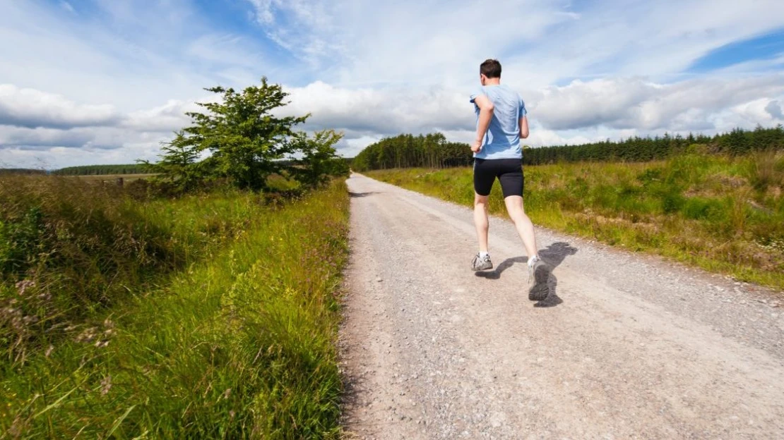 Príliš horúco na behanie? 5 kníh, ktoré vás motivujú a pomôžu prekonať lenivosť