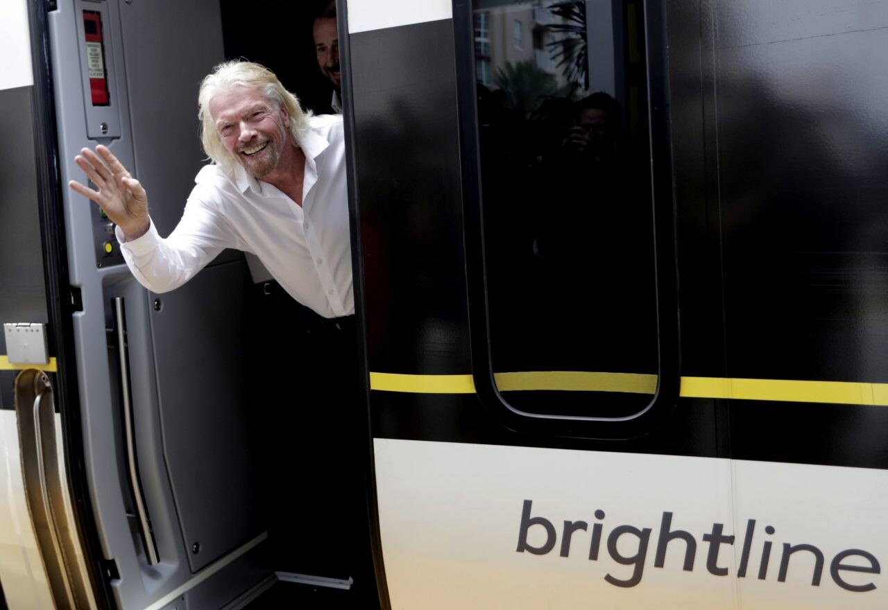 Miliardár Branson sa zrejme zachránil. Skupina Virgin je blízko k balíku za 1,3 miliardy dolárov
