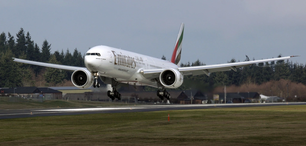 Letecká spoločnosť Emirates „láka“ pasažierov. Ak dostanú Covid-19, zaplatí im liečbu aj pohreb