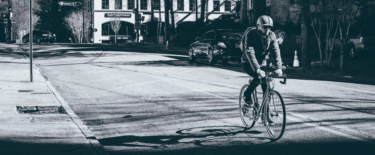 Nakoľko nás ochránia cyklistické helmy? Pri zrážke s autom len veľmi málo