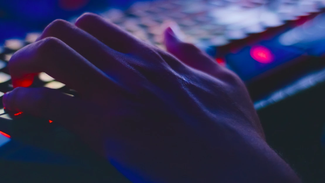 Hackeri bielia vernostné účty dovolenkárov. Dovolí im to chyba, ktorú robíte možno aj vy