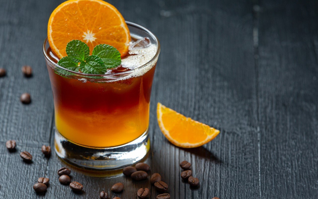 Osviežte si v lete kávu ľadom a citrusmi. Barista radí, ako si ju pripraviť doma