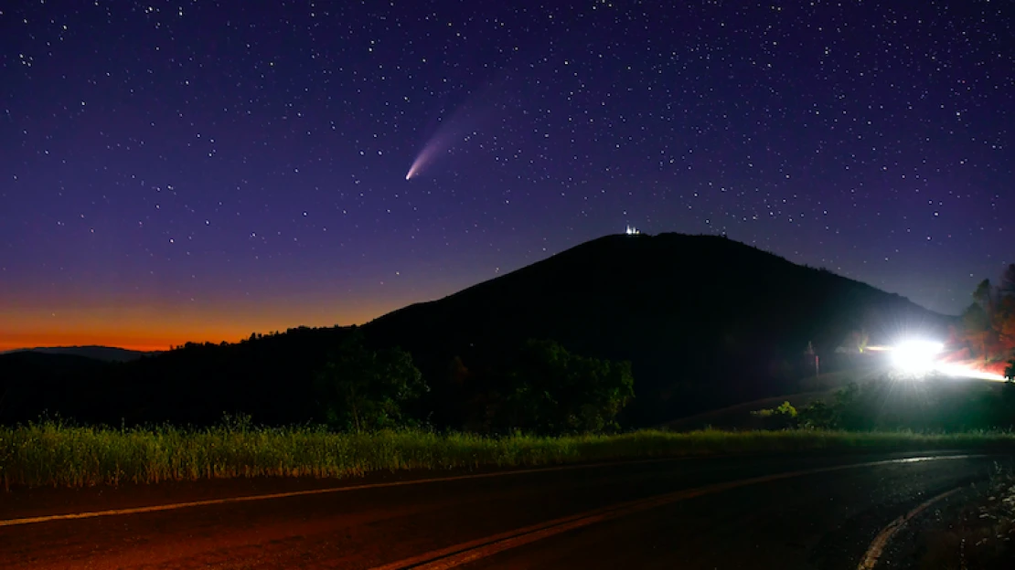 Kométa Neowise je práve najbližšie k Zemi. Pozrite si tipy, ako ju môžete dnes v noci pozorovať