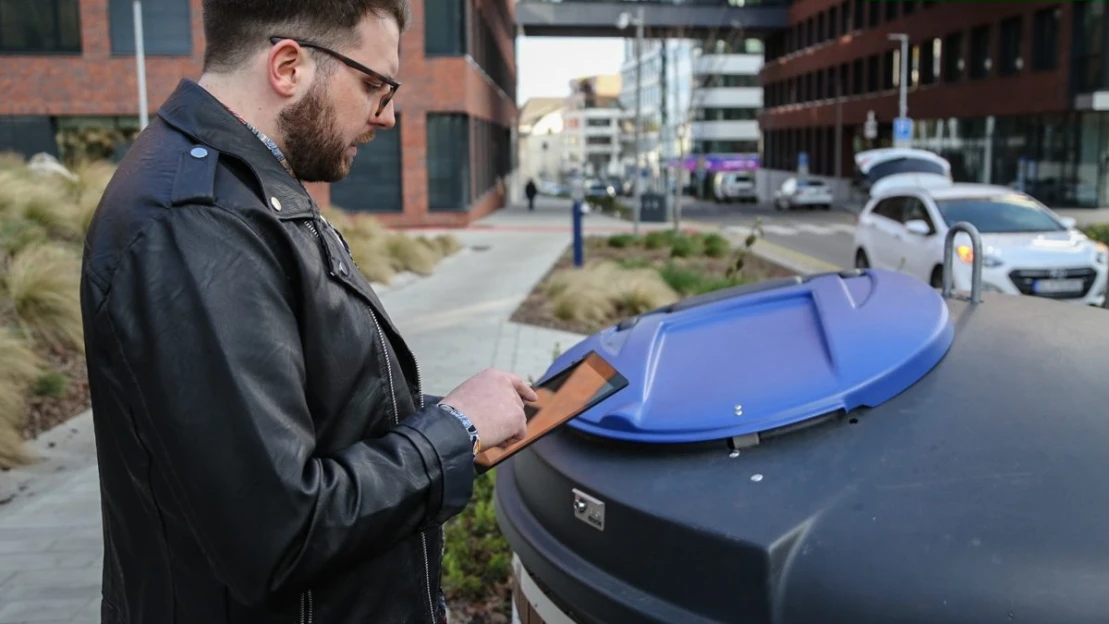 Odpadový startup Sensoneo získal grant a investíciu. Peniaze môže použiť na rozvoj