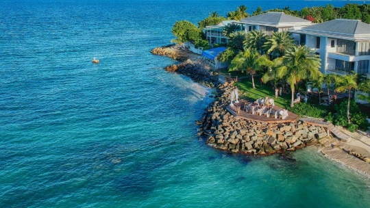 Giorgio Armani býva v tropickom raji. Pozrite si exkluzívne zábery jeho luxusných víl v Karibiku