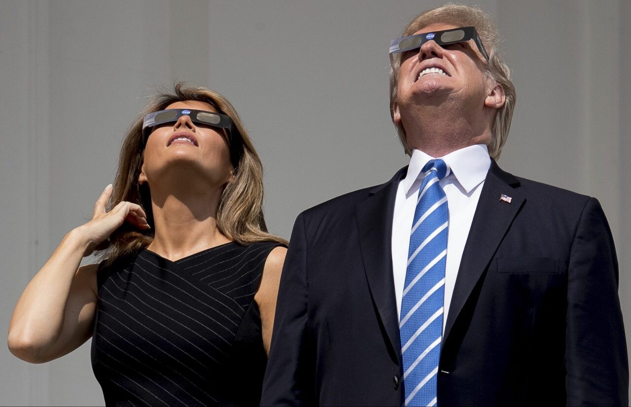 Trhy sú nervózne, Trump s manželkou majú koronavírus. Môže to výrazne ovplyvniť voľby