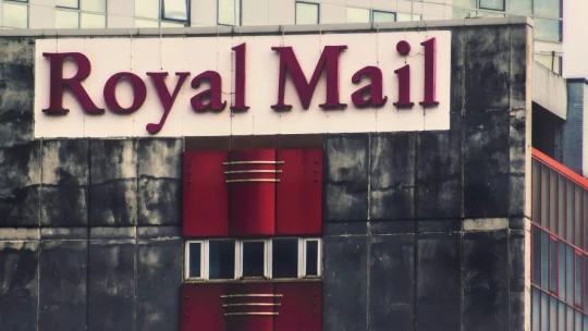 Křetínský a Tkáč sa stali najsilnejšími akcionármi Royal Mailu. Čo zamýšľajú s kráľovskou poštou?