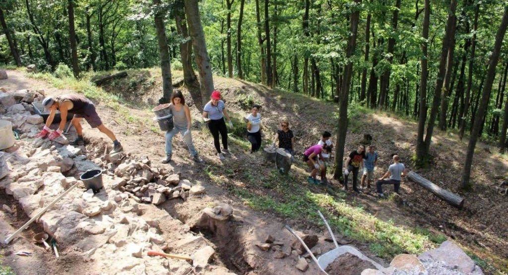 Hľadáte netradičný zážitok? Dobrovoľnícke tábory u nás navštevujú mladí aj seniori