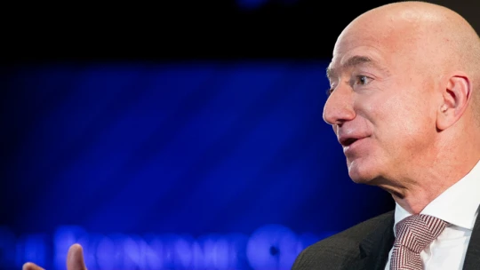 Koľko miliárd zarobil Jeff Bezos vďaka predaju akcií Amazonu? A čo s nimi urobil?