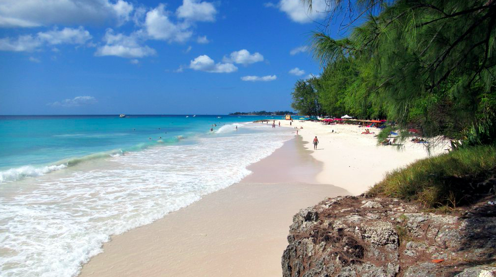Premiérka Barbadosu vás pozýva pracovať do Karibiku. Aké sú benefity a riziká práce z cudziny? 