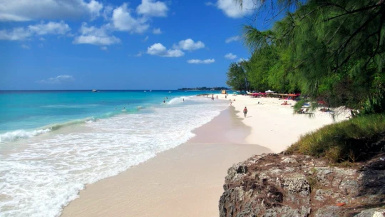 Premiérka Barbadosu vás pozýva pracovať do Karibiku. Aké sú benefity a riziká práce z cudziny? 