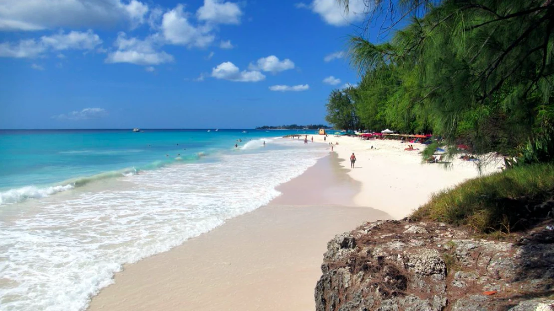 Premiérka Barbadosu vás pozýva pracovať do Karibiku. Aké sú benefity a riziká práce z cudziny? 