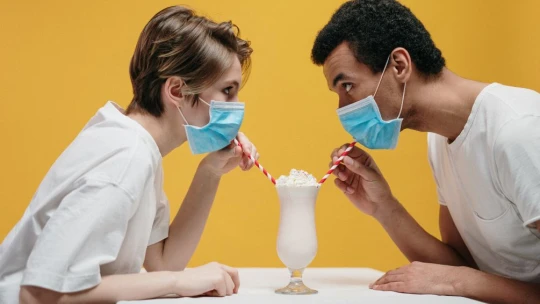 Randite bezpečne. 12 neveľmi romantických tipov, ako sa zoznamovať počas pandémie