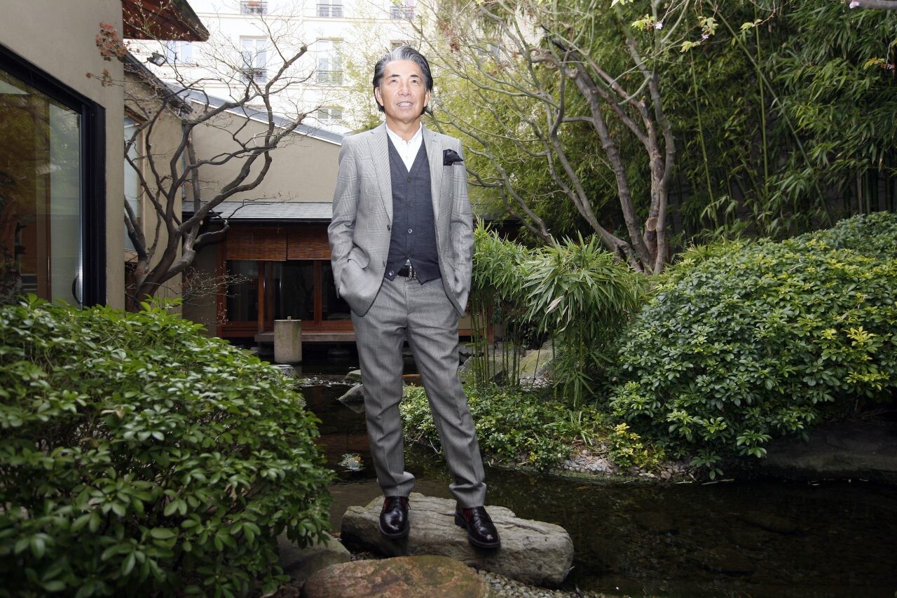 Zomrel Kenzo. Známy japonský návrhár podľahol následkom koronavírusu