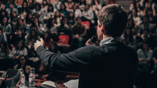 Zlepšite svoje komunikačné schopnosti. Tipy od aktuálneho majstra sveta svetovej rečníckej súťaže