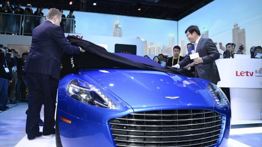 Aston Martin pre clá a slabý dopyt v Číne zruší až pätinu pracovných miest