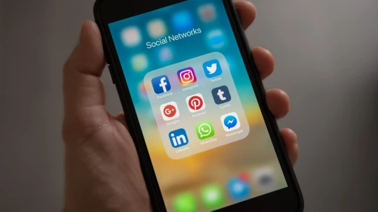 Facebook sa chce zamerať na malých podnikateľov. Kúpi startup Kustomer