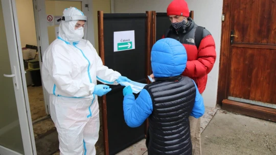 Pendlerov pustia aj s negatívnym testom z EÚ. Situácia sa zhoršuje, upozornil Krajčí