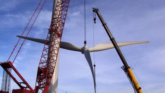 Obnoviteľné zdroje celosvetovo predbehli uhlie. Produkujú vyše tretinu elektriny