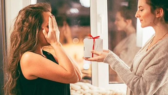 Ako tento rok na Vianoce nesklamať? Podučte sa umeniu prijímať darčeky, ktoré nechcete