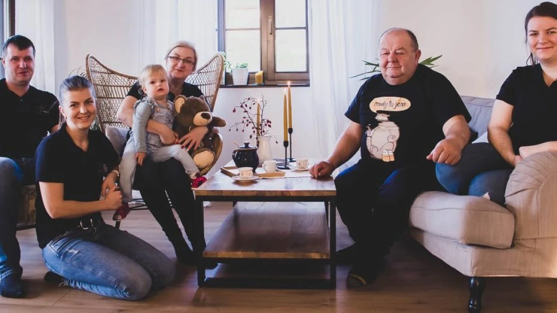 Začalo sa to túžbou po domove a láskou ku včelám. Dnes sa včelárstvu venuje celá rodina