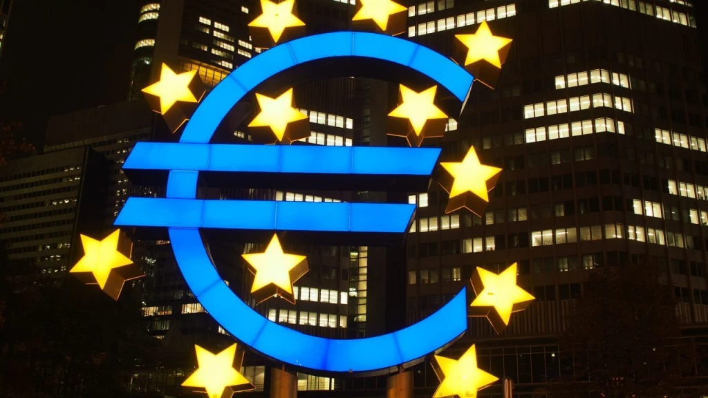 ECB varuje: Bankám v eurozóne hrozia straty 70 miliárd eur