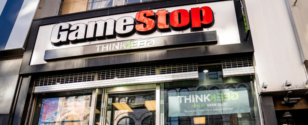 Po rekordných stratách prekvapivý zisk. Akcie GameStop opäť vystrelili nahor